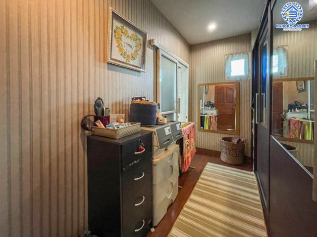 *****บ้านเดี่ยวมือสองย่านปทุมธานี ม.กฤษดานคร19 พหลโยธิน เนื้อที่กว้างขวางมากถึง 163 ตร.ว. ฟังก์ชัน 4 ห้องนอน 3 ห้องน้ำ ที่จอดรถ 2 คัน พร้อมเข้าอยู่ พื้นที่กว้างขวาง บนทำเลเดินทางสะดวก ใกล้รถไฟฟ้าสายสีแดง "สถานีฟิวเจอร์พาร์ค รังสิต" และทางด่วน "รังสิต"